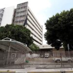 Cae en zanja y exige al gobierno de Claudia Rivera le paguen los daños
