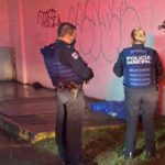 Choca patrulla de la Policía Estatal contra camellón en el Bulevar 5 de Mayo