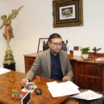 Conductor pierde el control de su unidad y vuelca frente a Plaza Crsystal