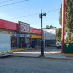 Conductor pierde el control de su unidad y vuelca frente a Plaza Crsystal