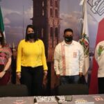 León marino sube a barco para salvarse de orcas y mujer lo expulsa