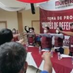 Activista se encadena a un poste frente al Palacio de Gobierno de Tlaxcala