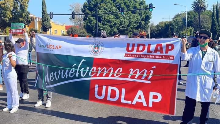 Estudiantes y exalumnos de UDLAP exigen la devolución del campus.