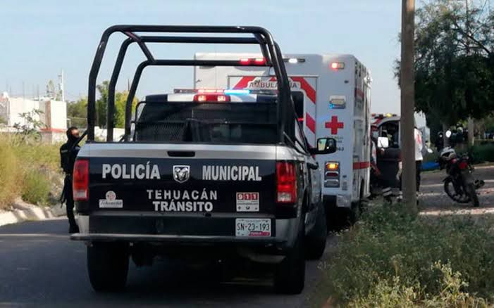 Encuentran sin vida a joven en una junta auxiliar de #Tehuacán MaryJose Estrada En un terreno baldío de la junta auxiliar de la Magdalena Cuayucatepec en #Tehuacán , encontraron el cuerpo sin vida de un hombre de 25 a 30 años de edad. Los vecinos de la zona reportaron a las autoridades municipales que un masculino se encontraba tirado en un terreno de la callé Miguel y Los pinos en la colonia Cristo Rey. Al lugar llegaron elementos de la Policía Municipal y Técnicos en Urgencias Médicas (TUM), de Protección Civil, quienes al hacer la valoración del cuerpo confirmaron la muerte del mismo. En el lugar se llevaron a cabo las diligencias correspondientes y el levantamiento del cadáver, mismo que trasladaron al anfiteatro para realizarle la necropsia y determinar la causa de la muerte. Hasta el momento se desconoce la identidad del hombre, gracias a los testimonios de los vecinos se supo que el masculino llegó hace tres meses a la junta auxiliar y vivía en las calles.