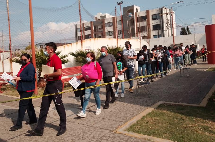 Jóvenes y adultos mayores de 50 años acudieron en gran número a vacunarse contra el COVID-19 en San Pedro Cholula