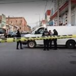 Queda prensado conductor de camioneta al chocar contra camión en Izúcar