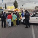 El Huracán Blas saca basura a las playas de Acapulco
