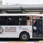 Un conductor volcó su vehiculo en el Periférico Ecológico y se dio a la fuga dejando su automóvil abandonado