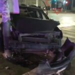 Abandonan un cadáver humano sobre la autopista México-Puebla y metros más adelante hay un vehículo chocado.