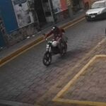 Un camión de refrescos volcó tras colisionar contra una patrulla en Periférico Ecológico a la altura del Hospital General de Cholula