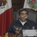 Abuelito sale a manifestarse al Boulevard Carmelitas debido a la ola de accidentes que se han registrado en la vialidad; el cual cobró la vida de un hombre hace dos días.