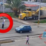Muere motociclista tras colisionar contra otro vehículo sobre la federal a Atlixco; el cuerpo yace sobre sobre la terracería y metros más adelante, su motocicleta.