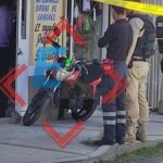 Unidades destrozadas y elementos policiales golpeados fue el resultado de un cateo fallido en el Mercado Hidalgo luego de que los comerciantes se opusieran al operativo.