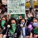 Joven al intentar rebasar a bordo de su motocicleta un vehículo termina por estrellarse y se rompe brazo en Atlixco