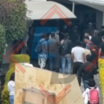Normalistas saquean camión de refrescos y se terminan enfrentando contra policías en la autopista Tlaxcala – Texmelucan.