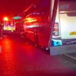 Autobús de pasajeros choca contra poste de luz y deja sin energía eléctrica a los habitantes de Villa Frontera.