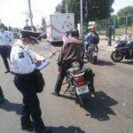 Automovilista circula en sentido contrario y termina impactándose contra otro coche sobre la 25 Poniente.