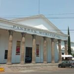 Sujetos se aprovechan de que los dueños de un vehículo se encontraban en la iglesia para darles un cristalazo en Bosques de San Sebastián.