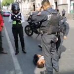 Mujer es hallada muerta adentro de su automóvil sobre la carretera a San Miguel Canoa.