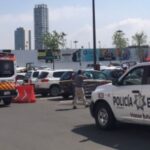 Criminales atacan a balazos a dos personas en el esatcionamiento de Costco en Angelópolis, Puebla; uno murió en el lugar y el otro en el hospital.