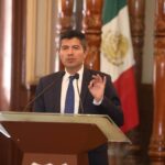 Médico queda malherido tras ser impactado por un vehículo cuando se dirigía a una emergencia en Puebla capital