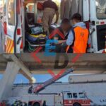 Vuelca tractocamión cargado de comida para pollo en la Vía Atlixcáyotl