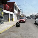 Desquiciado le prende fuego al coche que dejaron encargado con un mecánico en Satélite Magisterial