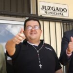 Madre despiadada le quema las manos a su hijo; la mujer fue detenida