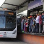 Trabajador queda atrapado tras colapsar una barda en Plazas Amalucan; la obra fue clausurada