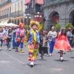 FUERTE FOTO: Desquiciado machetea a un hombre que caminaba por calles de Huauchinango; no hay detenidos