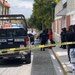 Agua de Puebla repondrá auto volcado tras caer en zanja por obras inconclusas en la 24 Sur