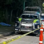 Patrulla de Amozoc se pasa el alto e impacta contra una motocicleta dejando a un menor lesionado
