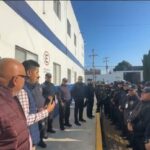 Automovilista intenta ganarle el paso al tren y es arrollado en Puebla; solo hay daños materiales