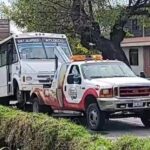 Camioneta se estrella contra taquería en Tecamachalco; conductora resulta ilesa
