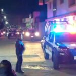 Hombres ebrios chocan contra un poste y abandonan el vehículo en Atlixco