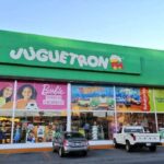 Automóvil se incrusta en un negocio del Centro Histórico de Puebla