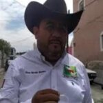 Conductor de un Beetle casi cae a una baranca y atropella a una menor en Villa Frontera