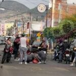 Vecinos detienen y golpean a presuntos ladrones armados en Amozoc