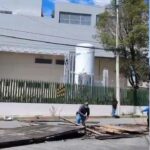 Tres mujeres fueron exhibidas desnudas y rapadas por presunto robo en tianguis de Texmelucan