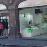 Hallan sin vida a abuelito con heridas de bala dentro de su vivienda en Acatlán