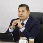 Río Necaxa se desborda y causa inundaciones en Chicontla; la comunidad queda incomunicada