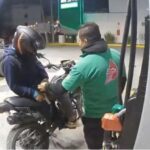 Hombre es brutalmente golpeado por grupo de sujetos tras choque en Calzada Zavaleta