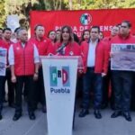Voraz incendio arrasa con vehículos en corralón de Tehuacán