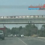 Camioneta se impacta contra poste y termina sobre paradero en la Vía Atlixcáyotl