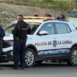 Delincuentes desvalijan vehículo en estacionamiento de Parque Puebla