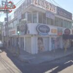 Persisten labores de rescate de vehículos tras inundación en estacionamiento de Paseo de San Francisco; propietarios alistan acciones legales